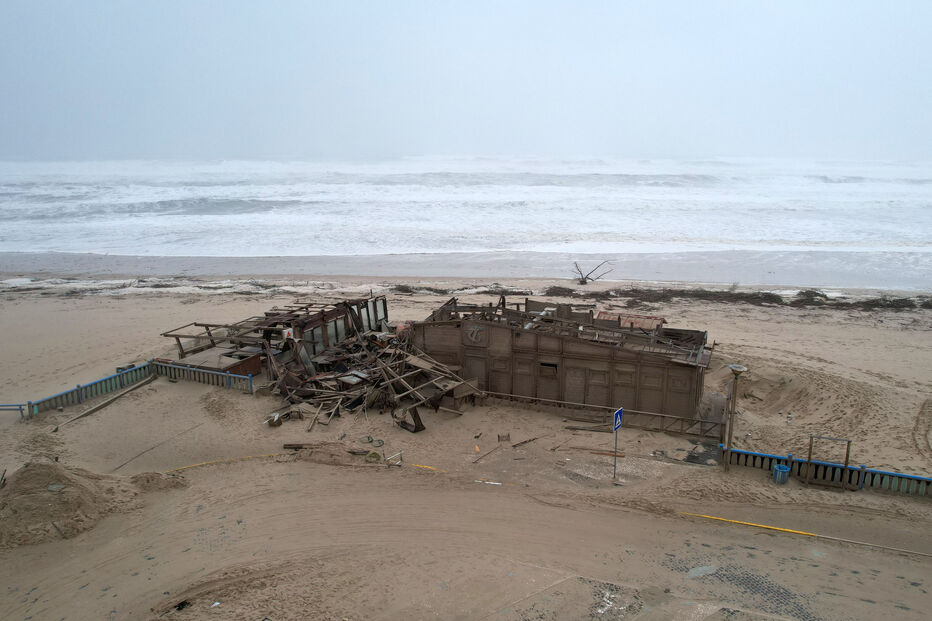 Tempestades danificam edifícios e praias, com custos de reparação estimados em milhões de euros