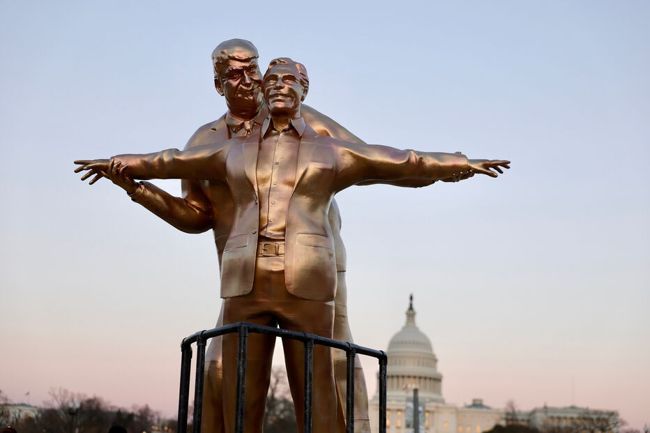 Estátua satírica de Trump e Epstein imita cena de ‘Titanic’