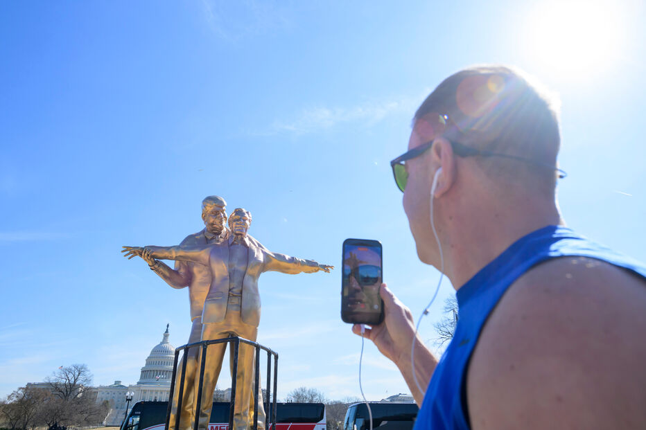 Estátua satírica de Trump e Epstein imita cena de ‘Titanic’