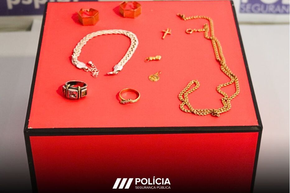 A Polícia de Segurança Pública exibe joias apreendidas