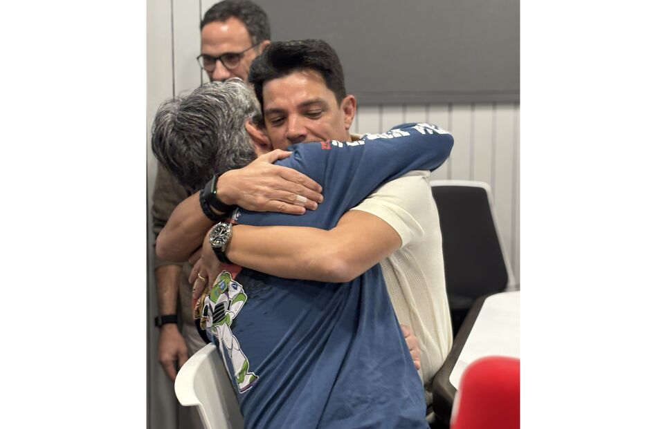 Nuno Markl regressa à Rádio Comercial e emociona-se com abraço no dia de aniversário