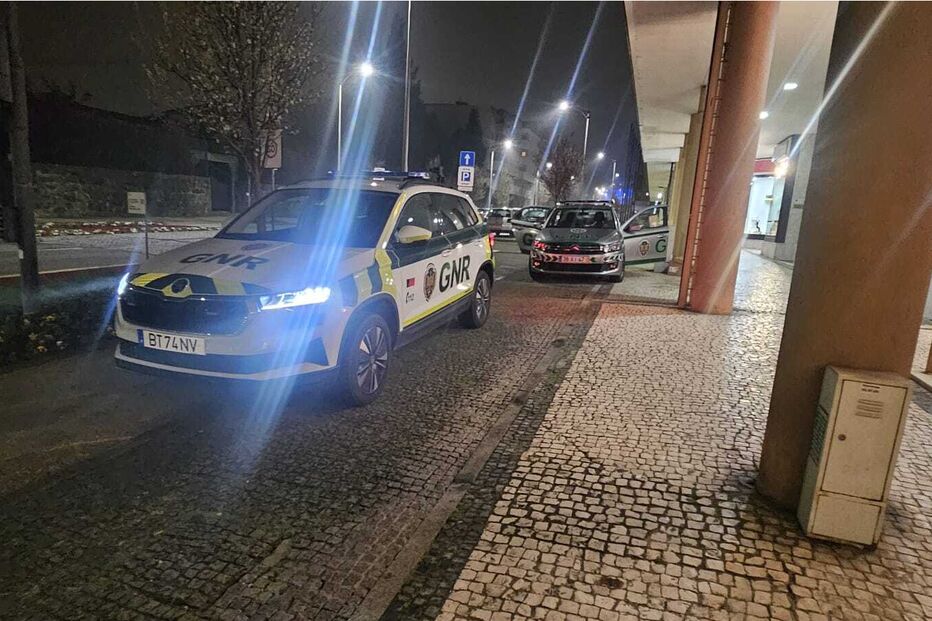 Autoridades junto à sapataria assaltada em Felgueiras