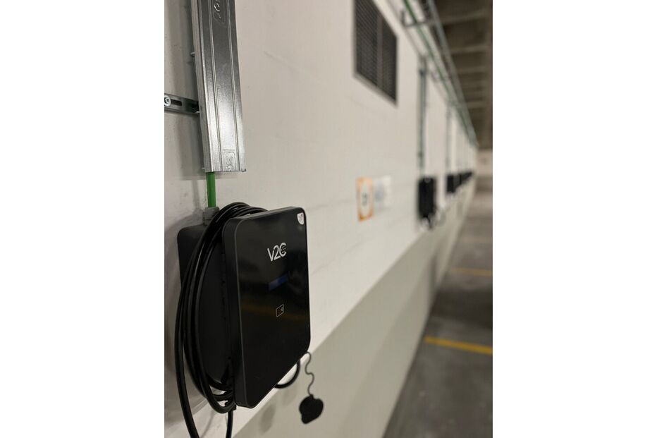 Estações de carregamento V2G para veículos elétricos instaladas numa parede