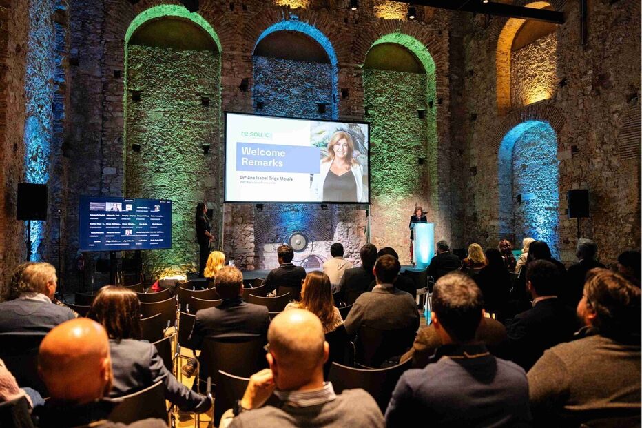 Ana Isabel Trigo Morais discursa em evento da re.source com público presente