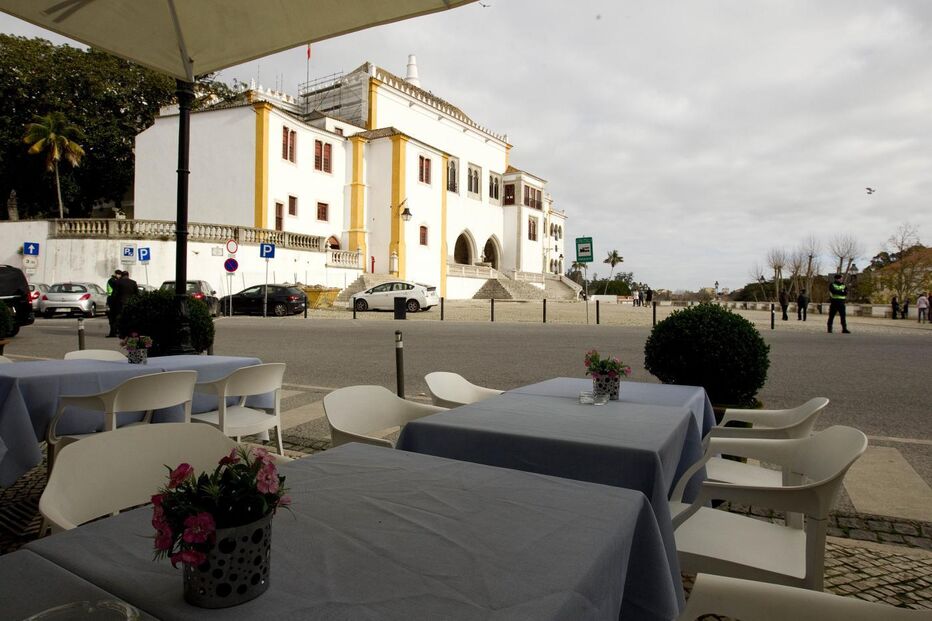 Sintra aumenta preços de estacionamento na vila e coloca parquímetros nas praias.
