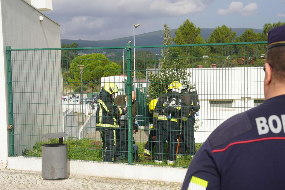 Bombeiros respondem a falsos alarmes de fuga de gás em escola, causando preocupação