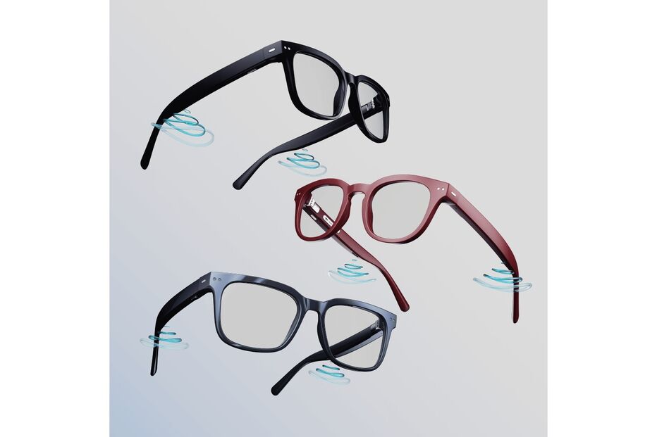 Três pares de óculos flutuam em tons de preto, vinho e cinza