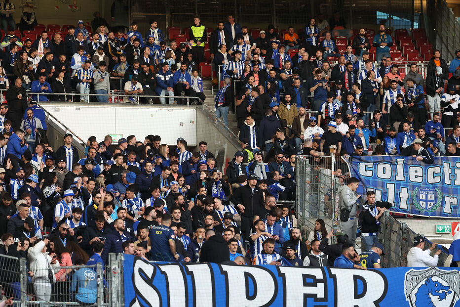 Adeptos do FC Porto apoiam a equipa no jogo com o Estugarda