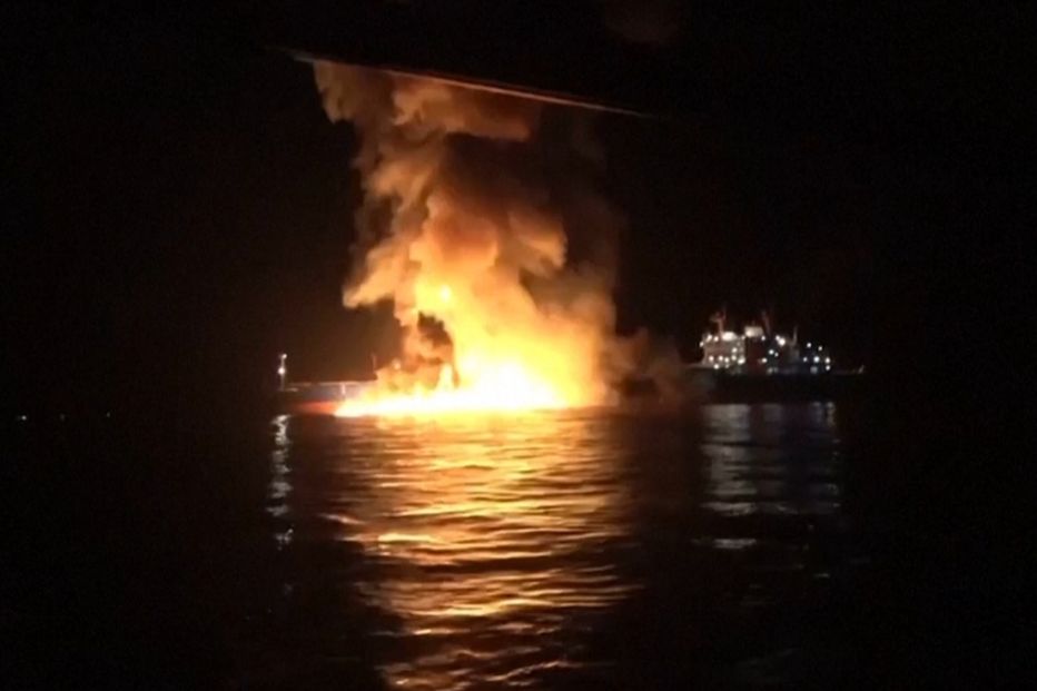 Incêndio em navio no Golfo Pérsico após ataques atribuídos ao Irão