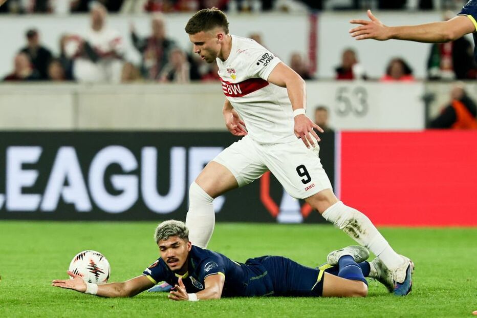 Jogo da Liga Europa: jogador do Estugarda tenta passar por jogador do FC Porto