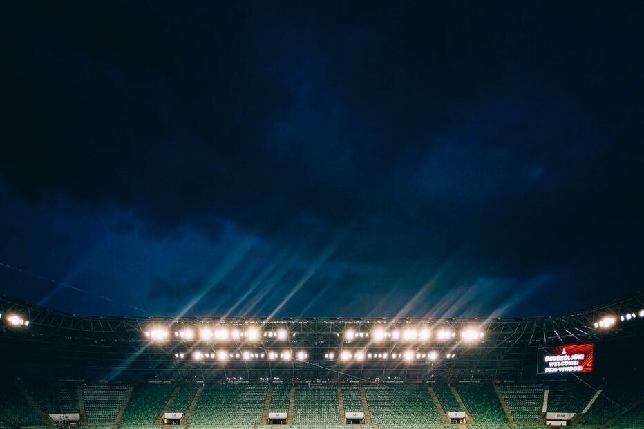 Estádio pronto para jogo da Liga Europa com mensagens de boas-vindas