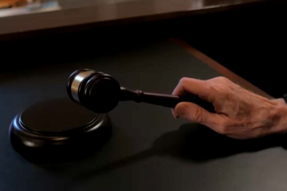 Irmãos que mataram o pai para proteger a mãe foram acusados pelo MP mas juíza considerou a acusação incoerente