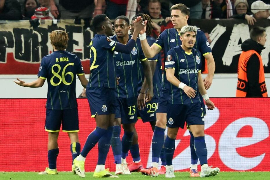 Jogadores do FC Porto festejam em campo durante o jogo da Liga Europa