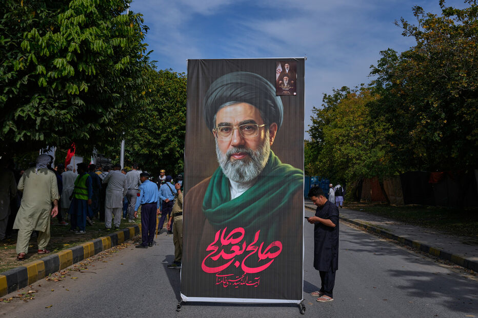 Cartaz mostra novo líder do Irão, Mujahideen Khamenei