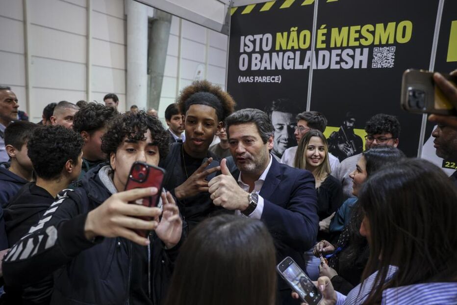 André Ventura na Futurália, feira de educação, com cartaz polémico do Chega