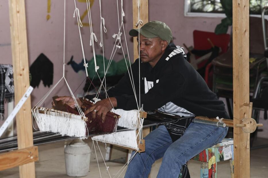 Henrique Ribeiro, único artesão a produzir 'panu di téra' em Portugal