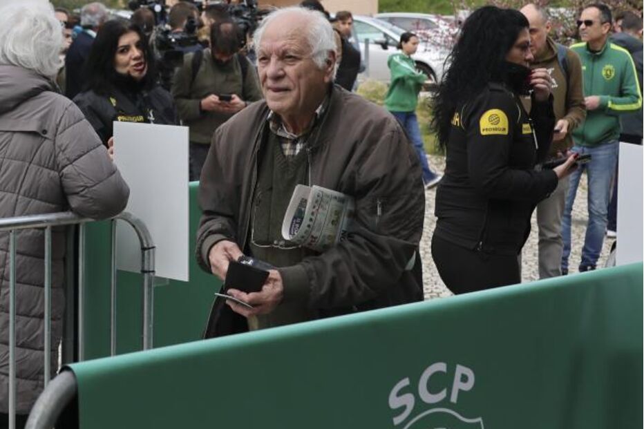 Sócios no Pavilhão João Rocha para exercerem o direito ao voto