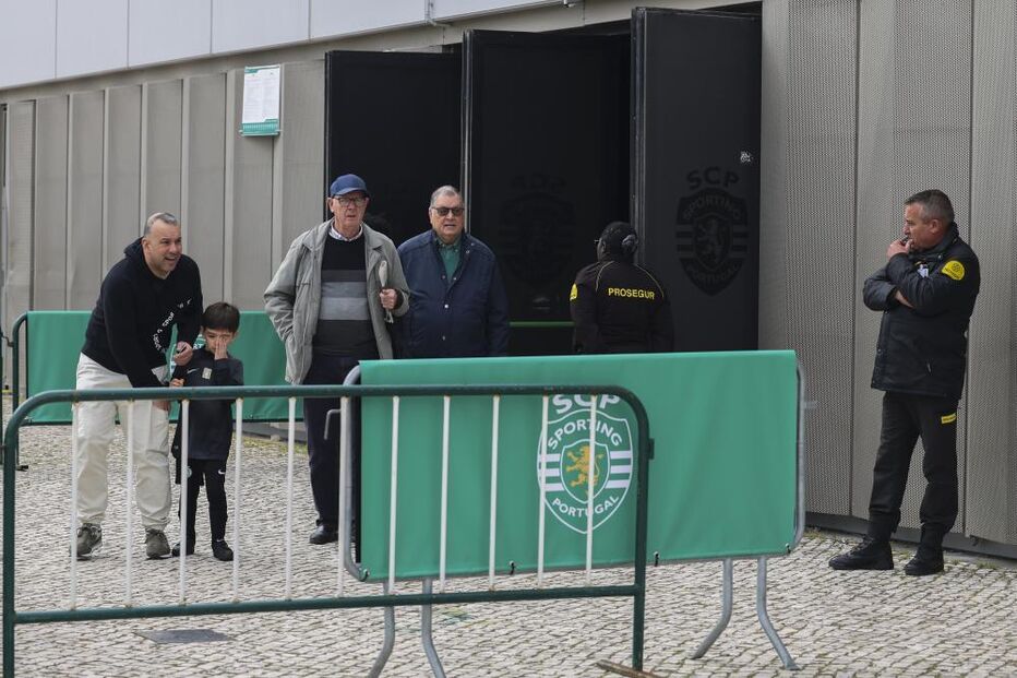 Sócios no Pavilhão João Rocha para exercerem o direito ao voto