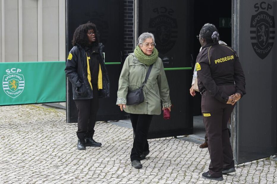 Sócios no Pavilhão João Rocha para exercerem o direito ao voto