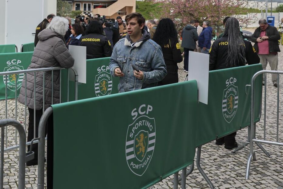 Sócios no Pavilhão João Rocha para exercerem o direito ao voto