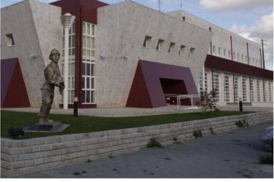 Edifício com design moderno e estátua de soldado no exterior