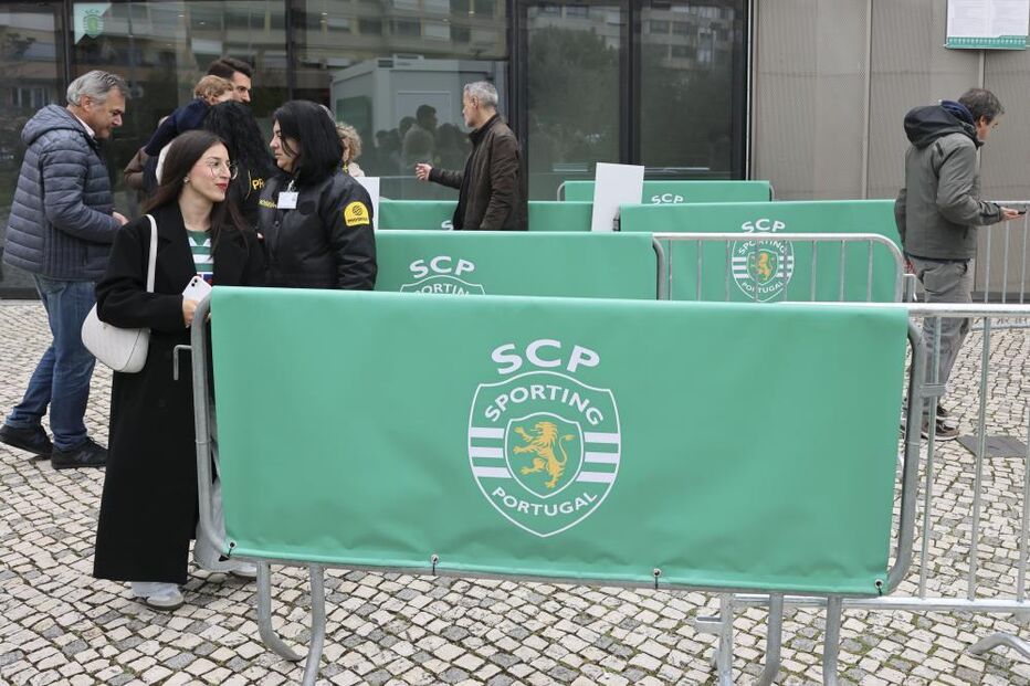 Sócios no Pavilhão João Rocha para exercerem o direito ao voto