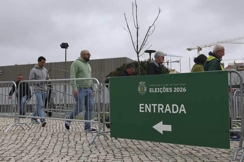 Sócios no Pavilhão João Rocha para exercerem o direito ao voto