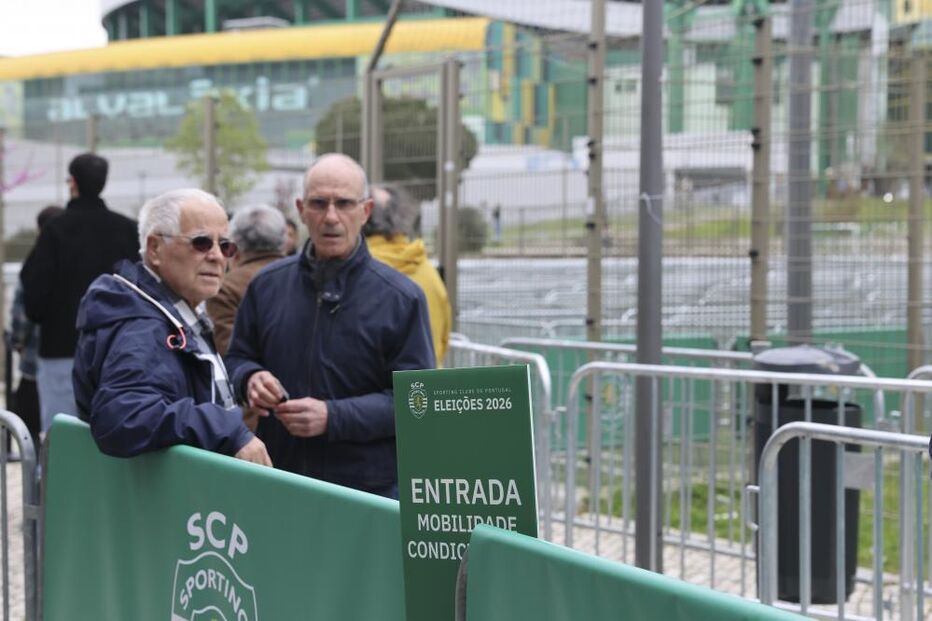 Sócios no Pavilhão João Rocha para exercerem o direito ao voto