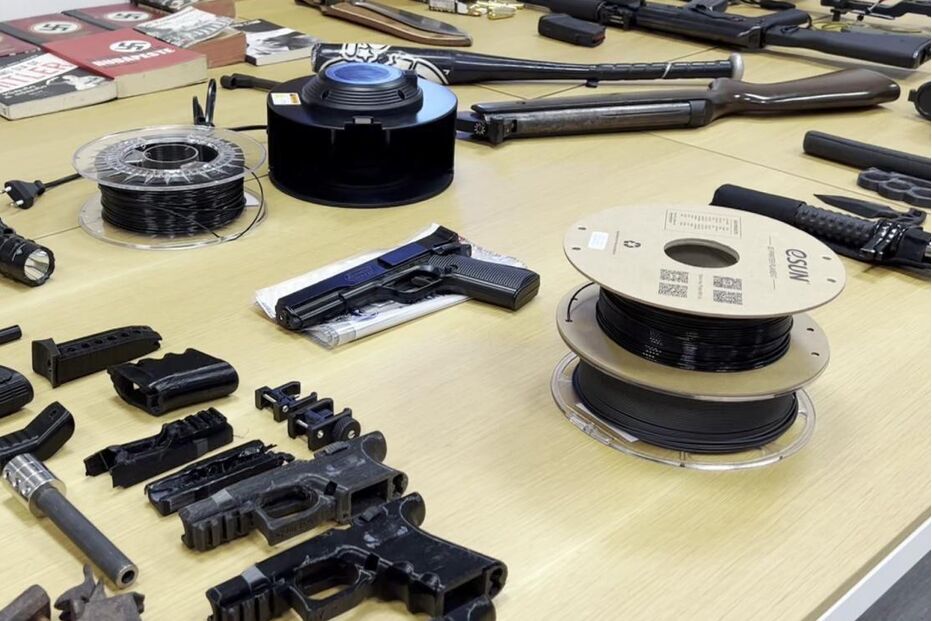 Investigação apura fabrico de armas e apologia ao nazismo