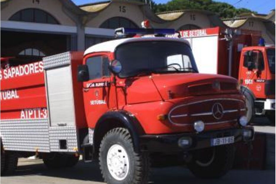 Camião dos Bombeiros Sapadores de Setúbal estacionado