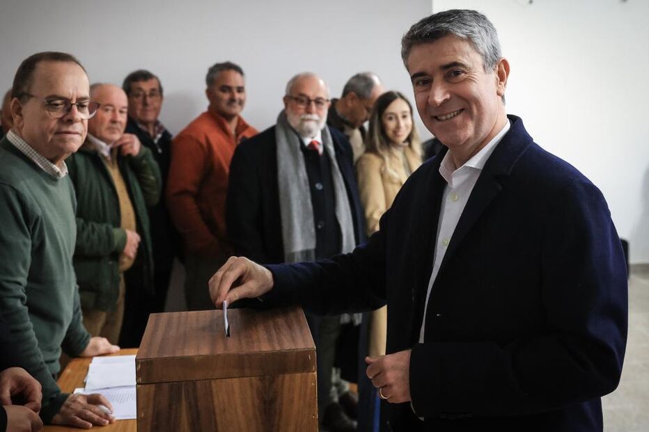 Líder do PS expressa esperança no futuro do partido durante votação