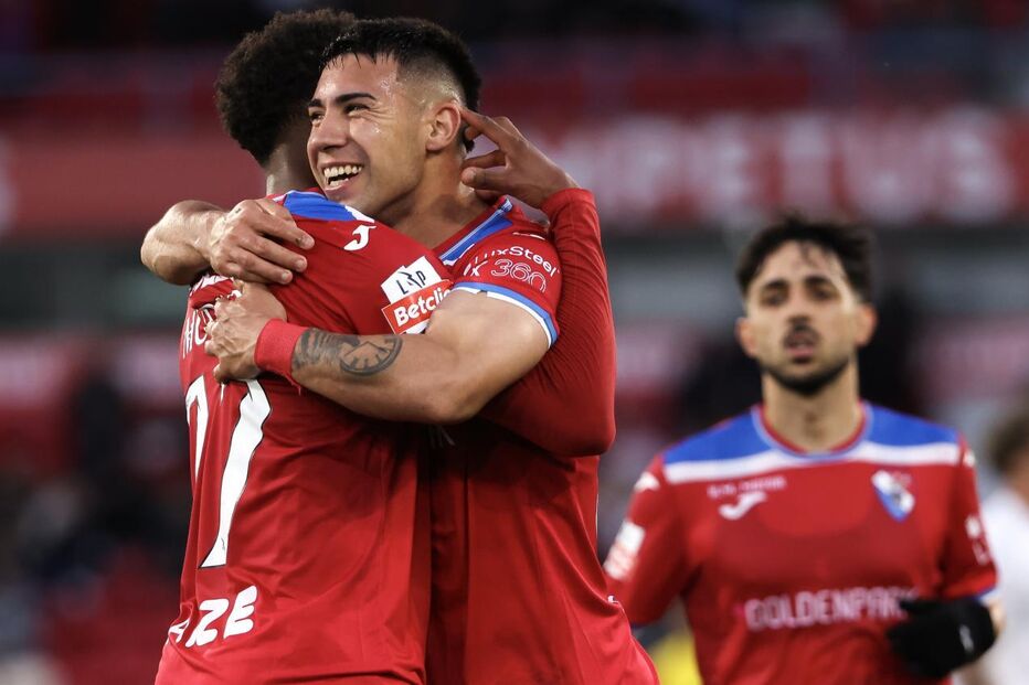 Jogadores do Gil Vicente celebram golo no jogo contra o Alverca