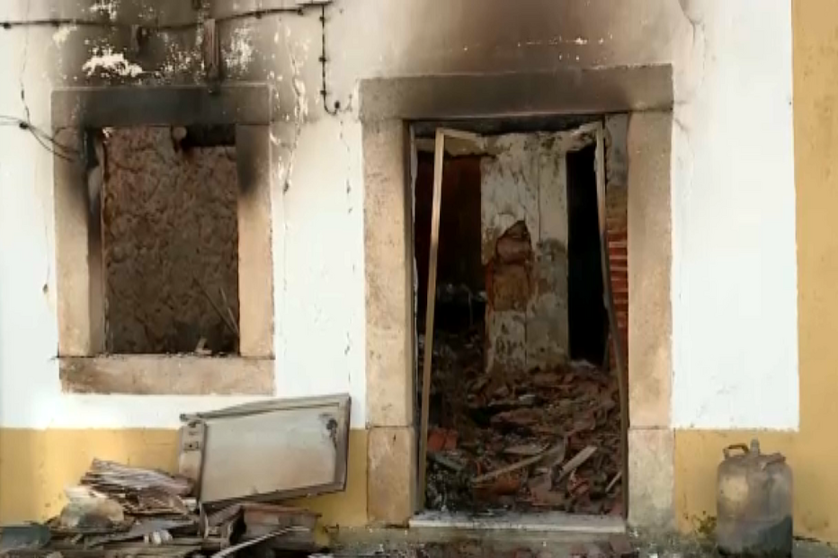O cenário depois do incêndio que destruiu uma habitação