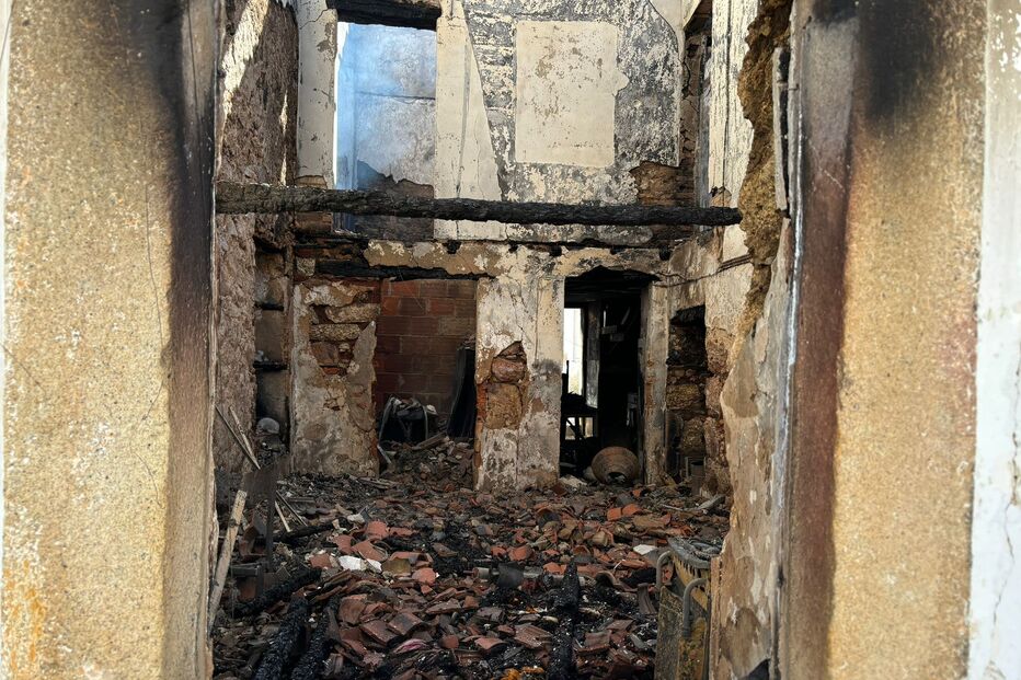 O interior da habitação destruída pelas chamas