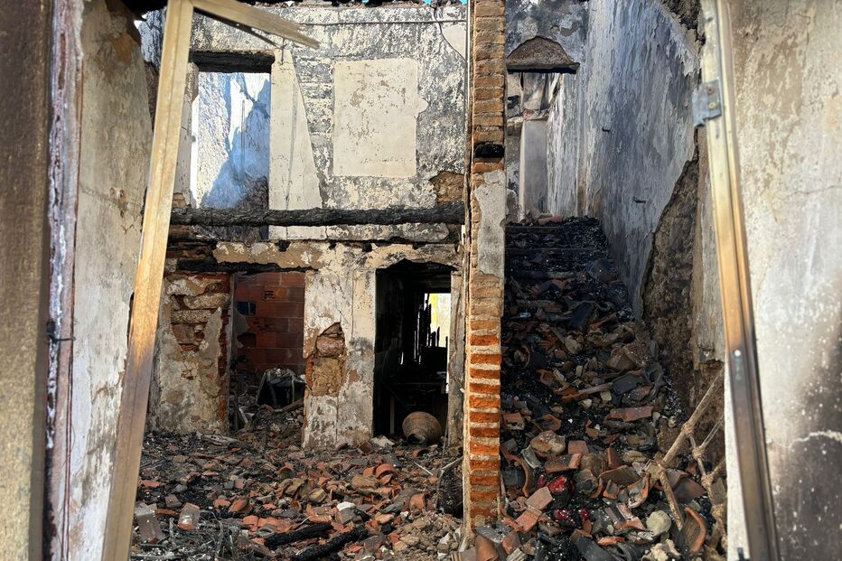 O interior da habitação destruída pelas chamas