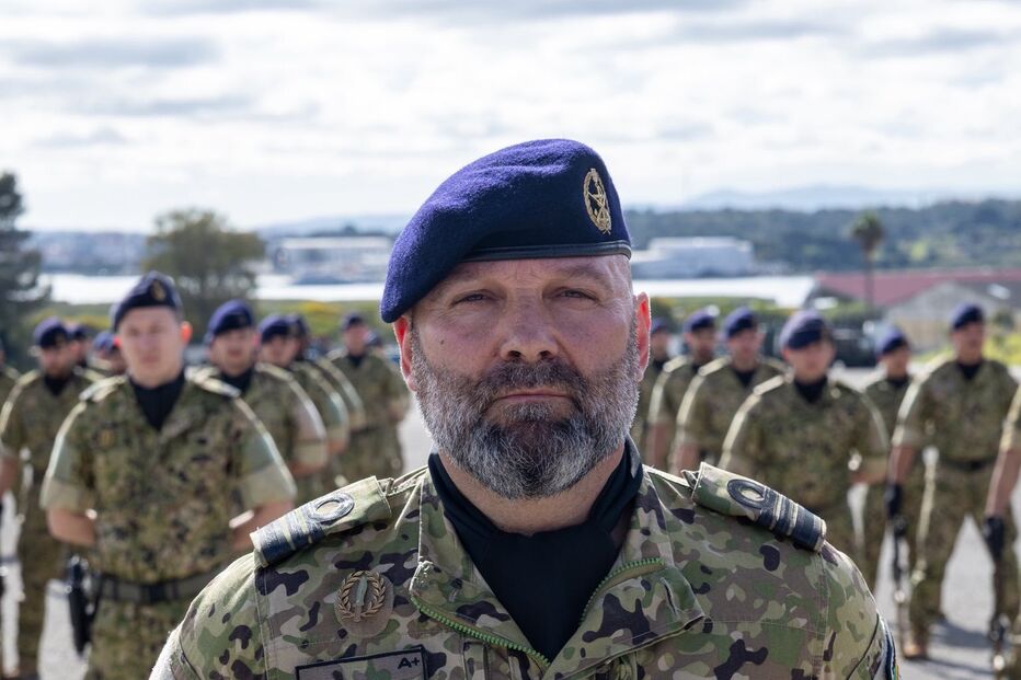 Militar português fardado com boina azul e arma na cintura