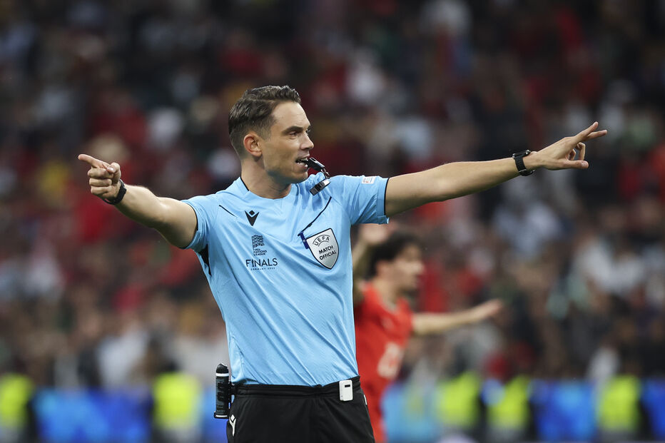 Árbitro suíço Sandro Scharer