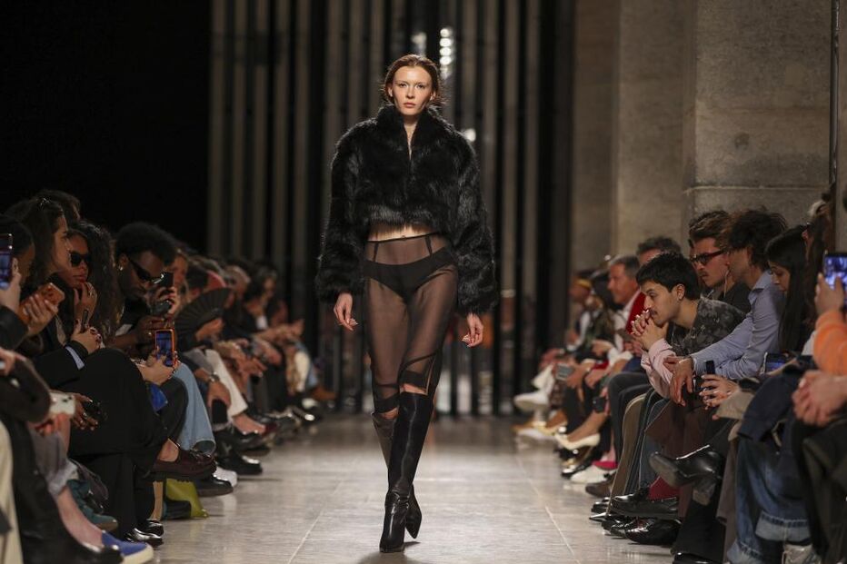 Desfile na ModaLisboa com modelo a apresentar coleção