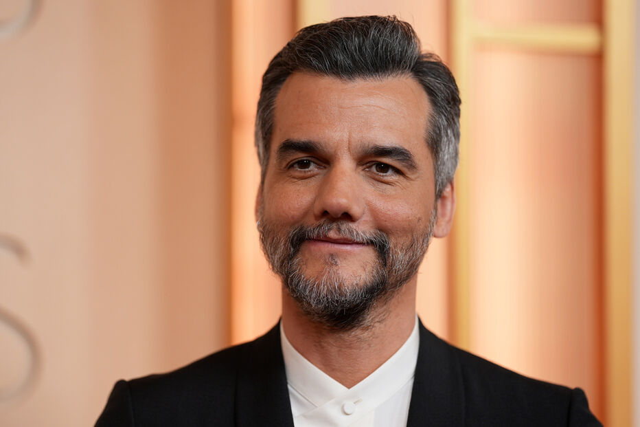 Wagner Moura desfila na passadeira vermelha 