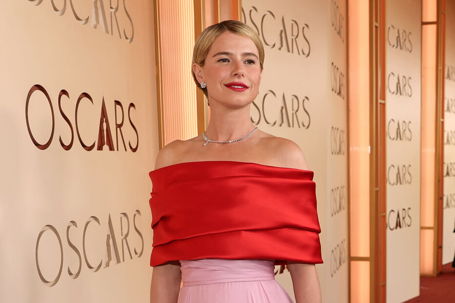 Jessie Buckley destaca-se na passadeira vermelha dos Óscares com um visual elegante e sofisticado.
