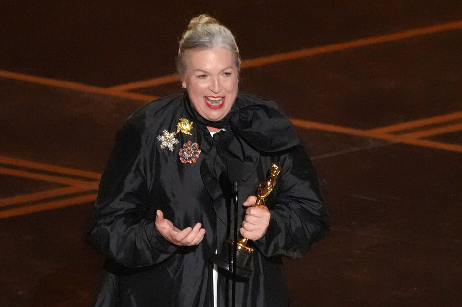 Kate Hawley recebe o prémio de Melhor Guarda-Roupa em 