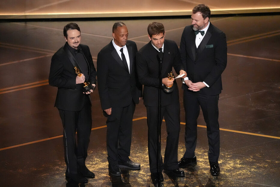 David Breschel, Mike Yung, Sam A. Davis e Jack Piatt recebem o prémio de Melhor Curta-Metragem por 