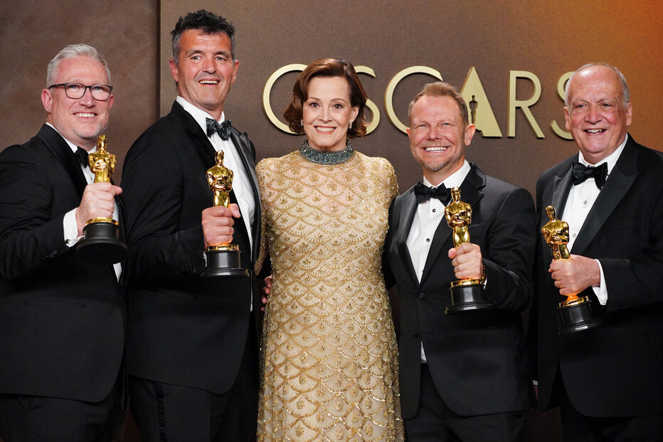 Sigourney Weaver, ao centro, e Daniel Barrett, Eric Saindon, Richard Baneham e Joe Letteri vencem Óscar de Melhores Efeitos Visuais por 