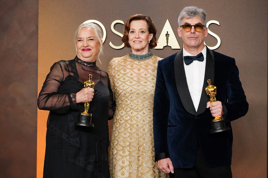 Sigourney Weaver, ao centro, com Tamara Deverell, à esquerda, e Shane Vieau, à direita, vencedores do prémio de direção de arte por 