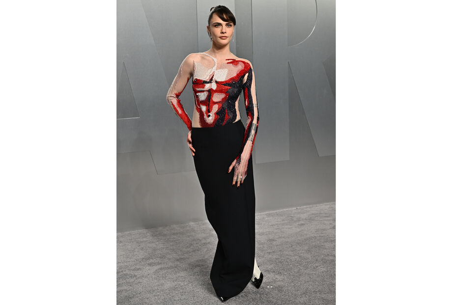 Cara Delevingne destaca-se nos Óscares 2026 com um visual arrojado no tapete vermelho