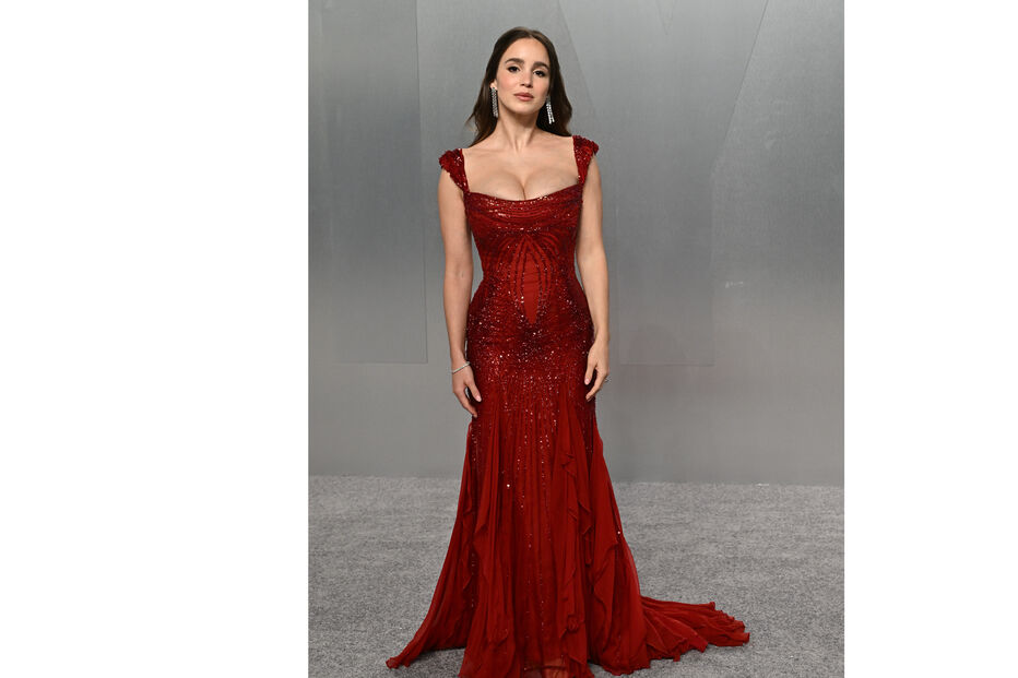 Famosa deslumbra no tapete vermelho dos Óscares 2026 com vestido vermelho