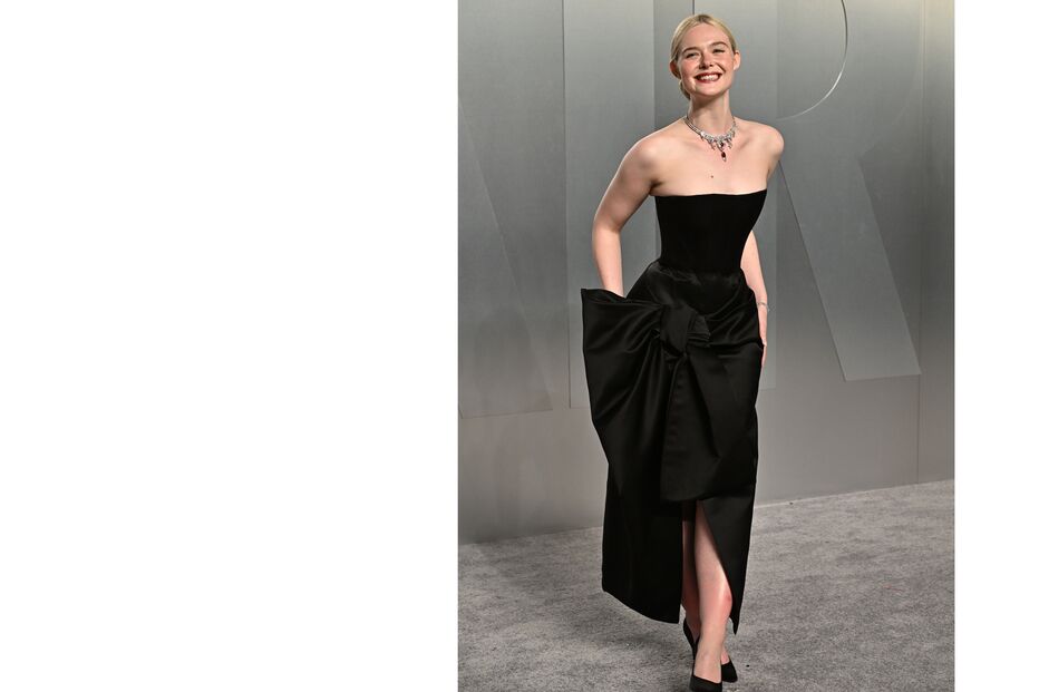 Elle Fanning deslumbra nos Óscares 2026 com vestido preto elegante e colar de rubis