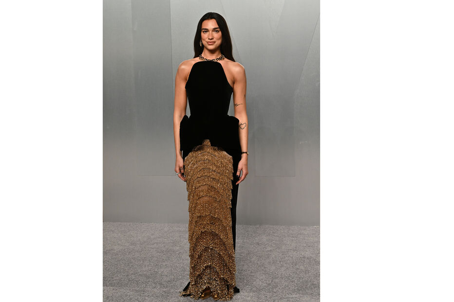 Dua Lipa deslumbra nos Óscares 2026 com um vestido preto e dourado