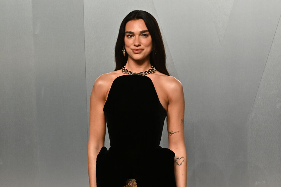Dua Lipa deslumbra nos Óscares 2026 com um vestido preto e dourado