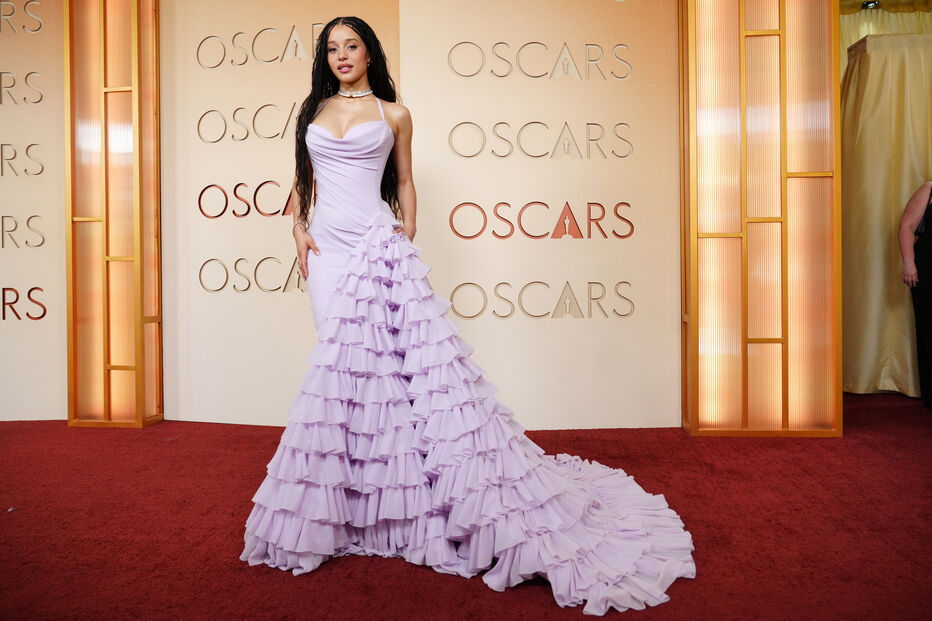 Atriz deslumbra na passadeira vermelha dos Óscares com vestido lavanda.
